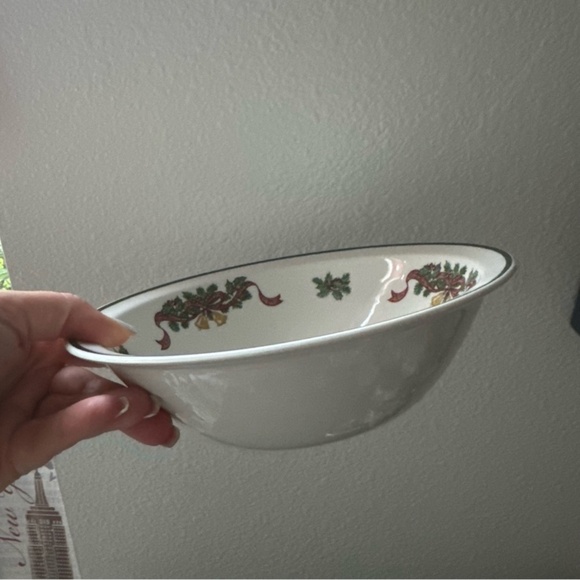 JOHNSON BROTHERS Victorian Christmas (Made in England) 8" Round Vegetable Bowl - Picture 5 of 8